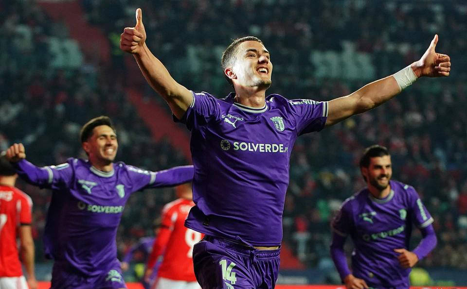 十人本菲卡19射不中遭布拉加逆转，62岁穆帅关键一冠失落或难逃四大皆空